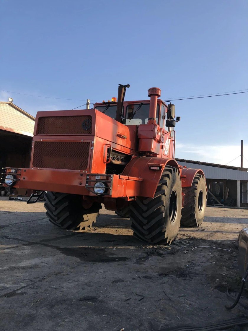 Кировец к 700 красный