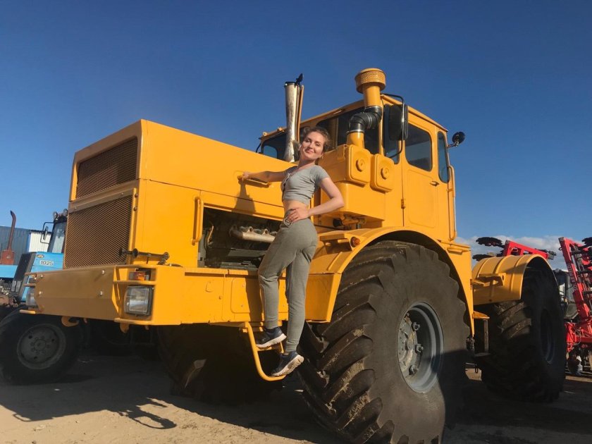 К700 Кировец трактор с человеком