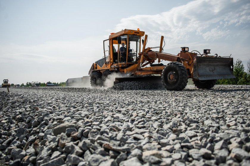 Разравнивание щебня автогрейдером