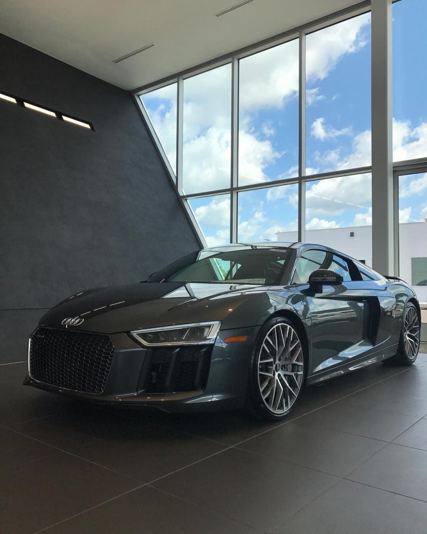 Ауди r8 v10 Plus