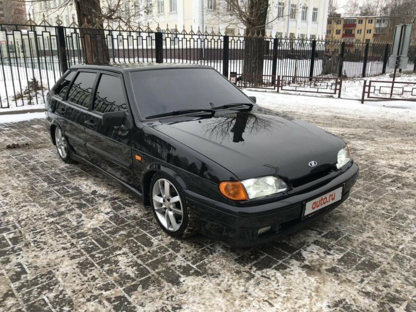 Машина ВАЗ 2114 черная