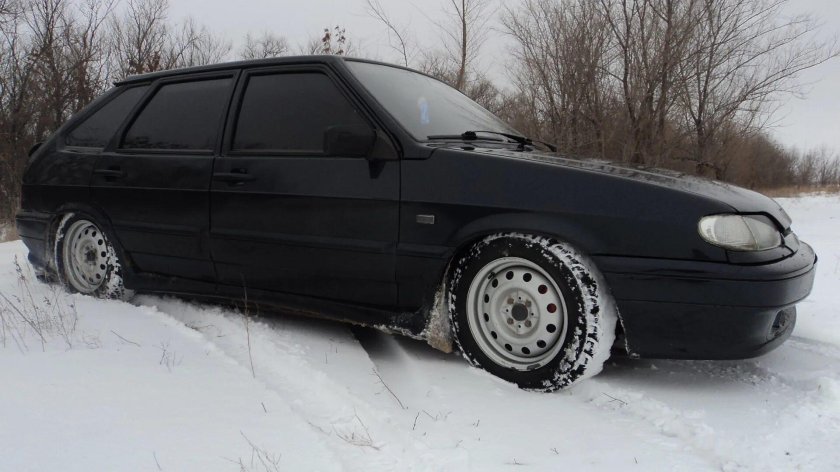 ВАЗ 2114 черная тонированная зимой