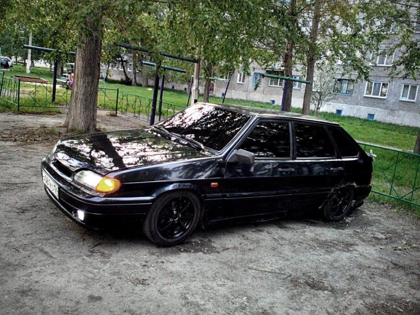 Тюнингованная ВАЗ 2114 черная