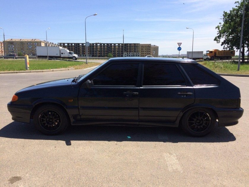 ВАЗ 2114 черная на дисках