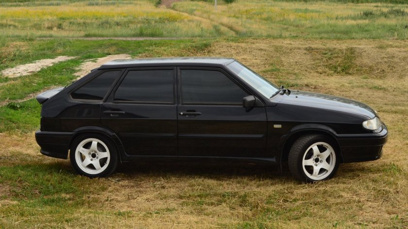 Машина ВАЗ 2114 черная