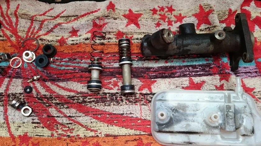 Мазда 626 GD главный тормозной цилиндр