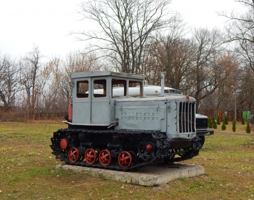 Гусеничный трактор ДТ-54