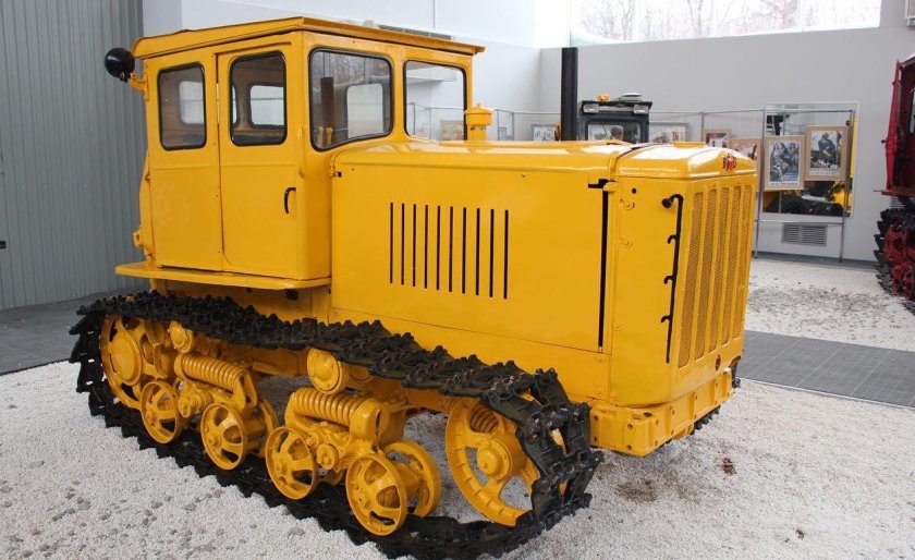 Гусеничный трактор ДТ-54