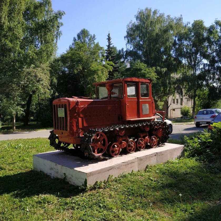 ДТ 54 памятник