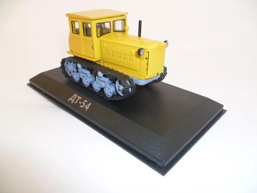 Модель трактора ДТ 54