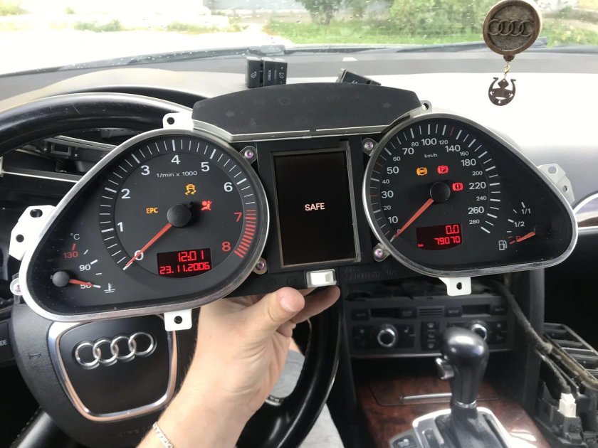 Панель приборов