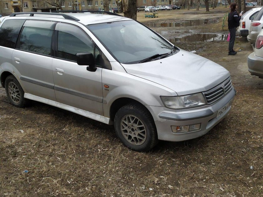 Мицубиси Шариот 1998