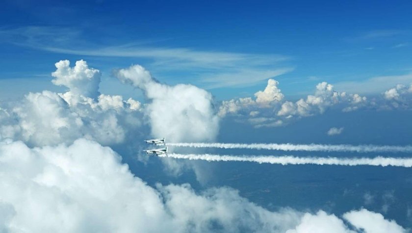 Самолет в облаках