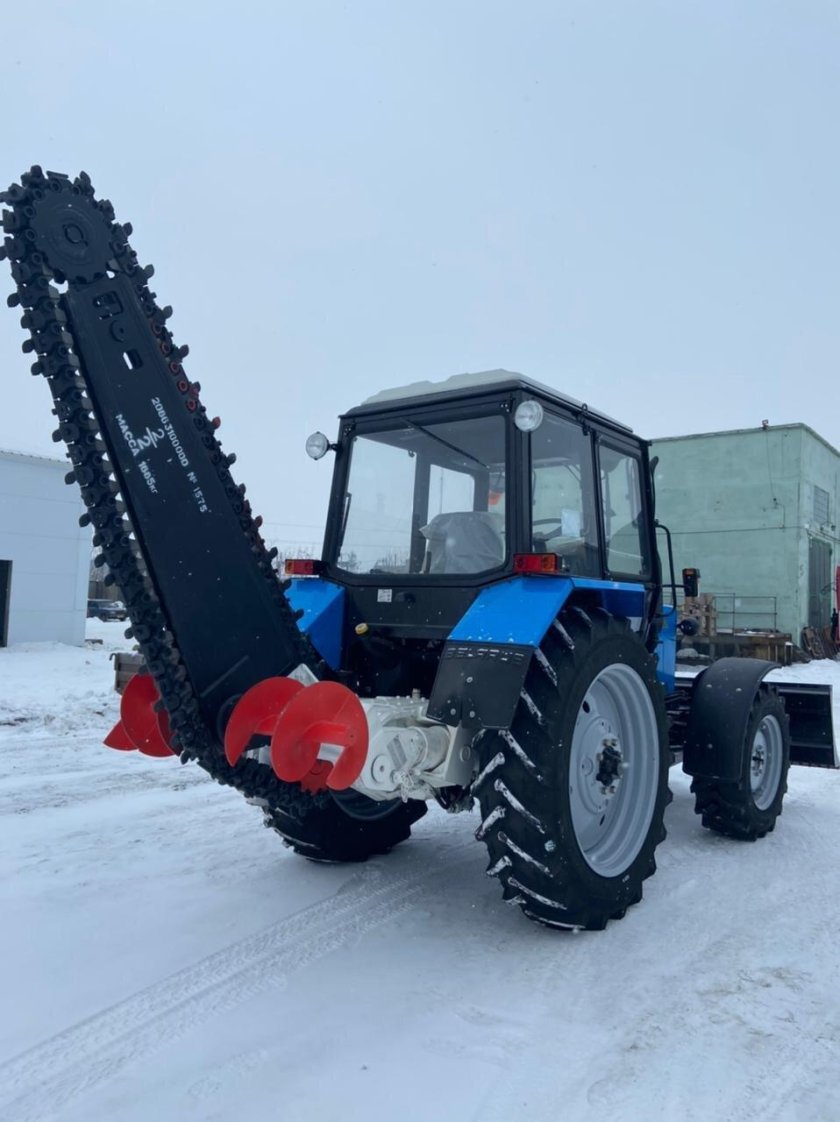 Красный экскаватор