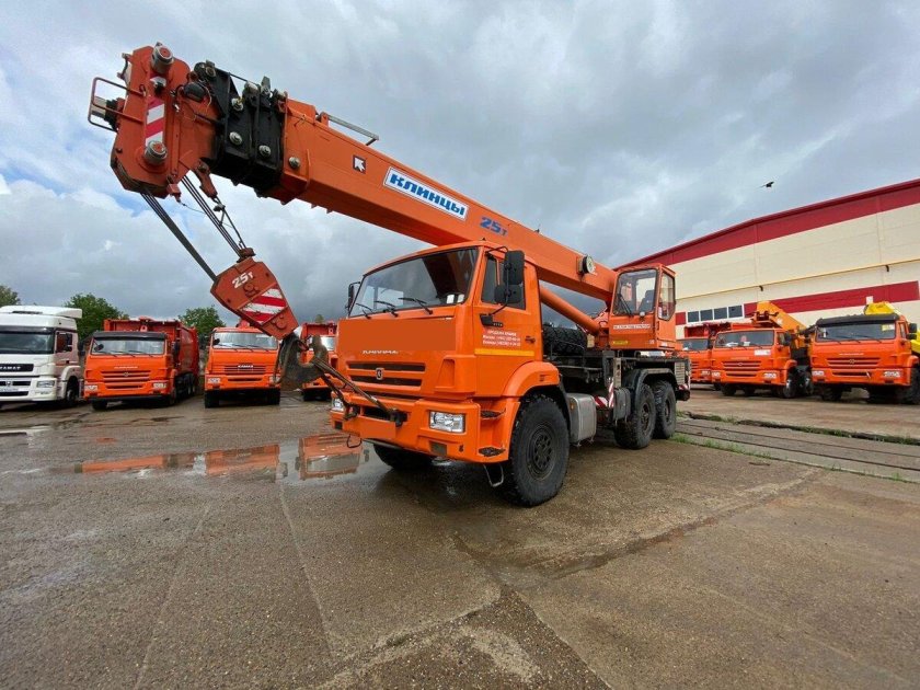 Кран автомобильный КС-55713-5в на шасси КАМАЗ 43118-15