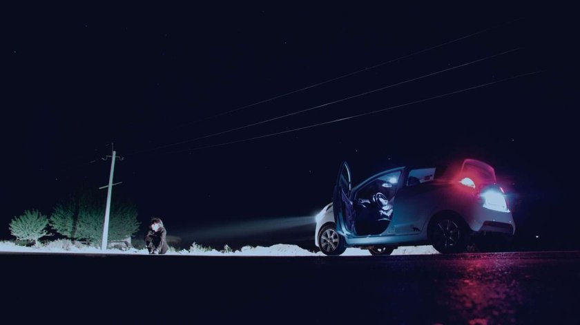 Машина ночью на дороге