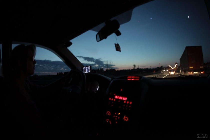 Девушка в машине вечером