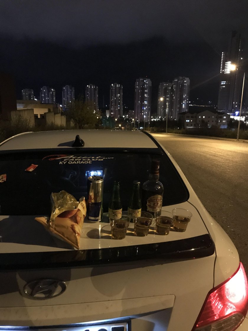 Кофе на капоте машины ночью