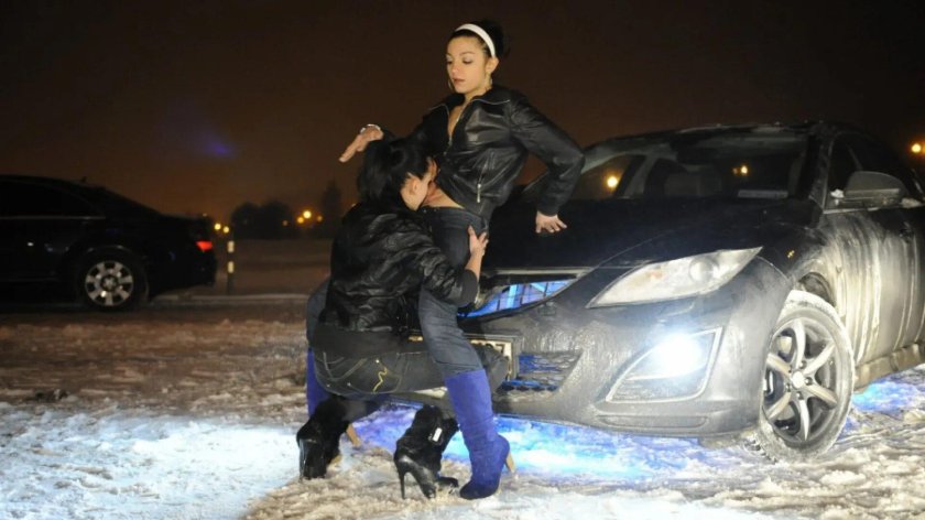 Парень возле машины