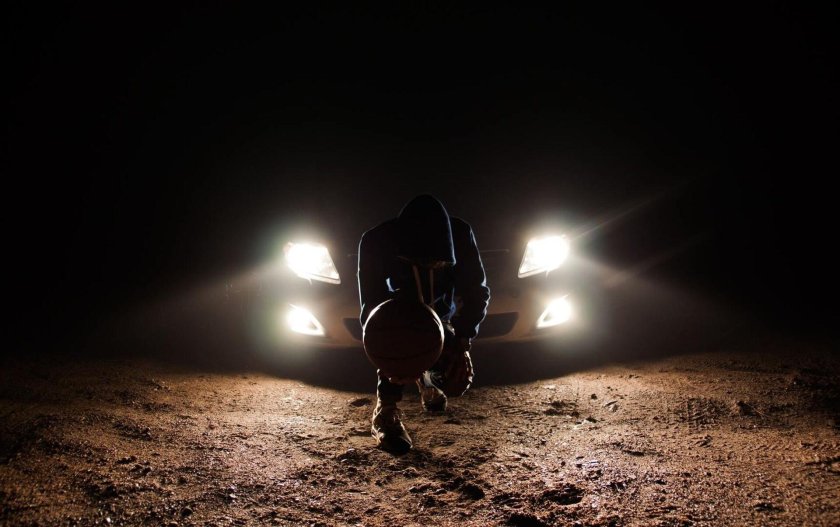 Свет фар на дороге