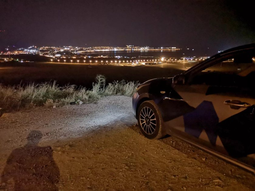 Машина в ночном городе