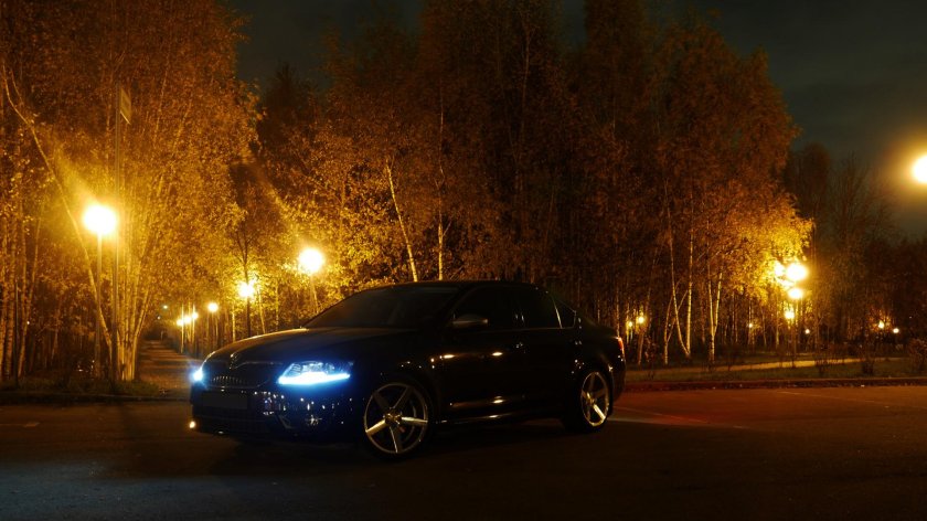 Шкода Октавия ночью