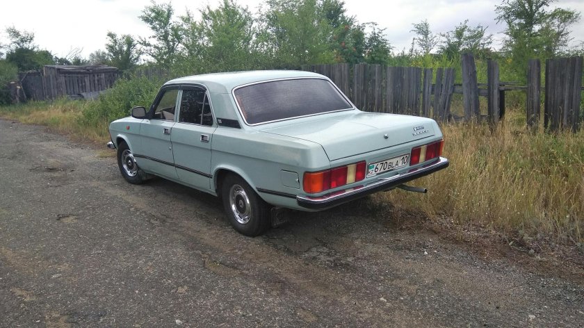 ГАЗ 3102 белая