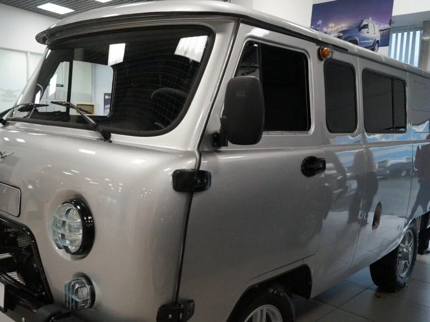 УАЗ 3909 серебристый