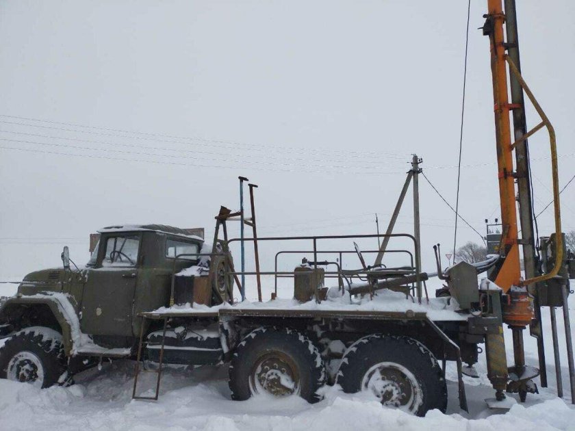 Буровая ЗИЛ вертикально