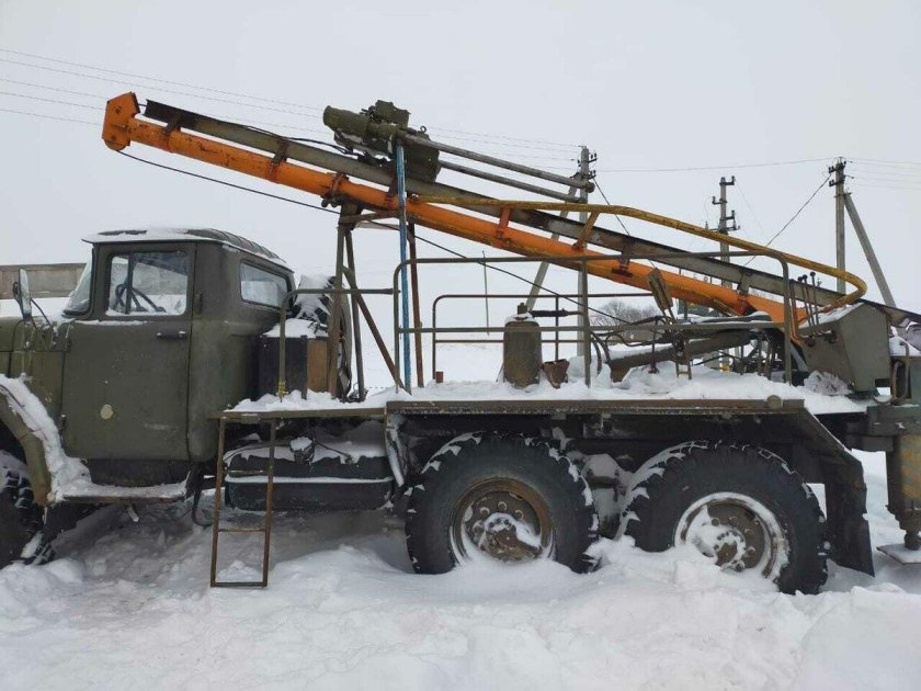Старый трехмостовый ЗИЛ С буровой установки