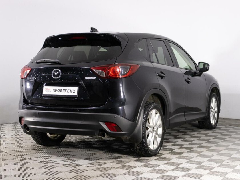 Женщина рядом с Mazda CX-5