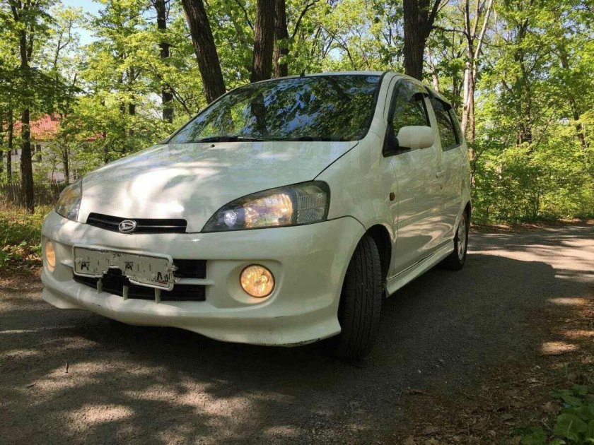 Daihatsu yrv