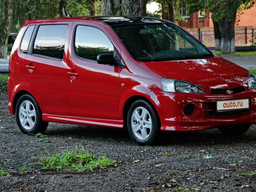 Daihatsu yrv 2000