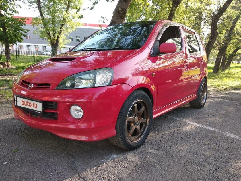Daihatsu YRV 2002