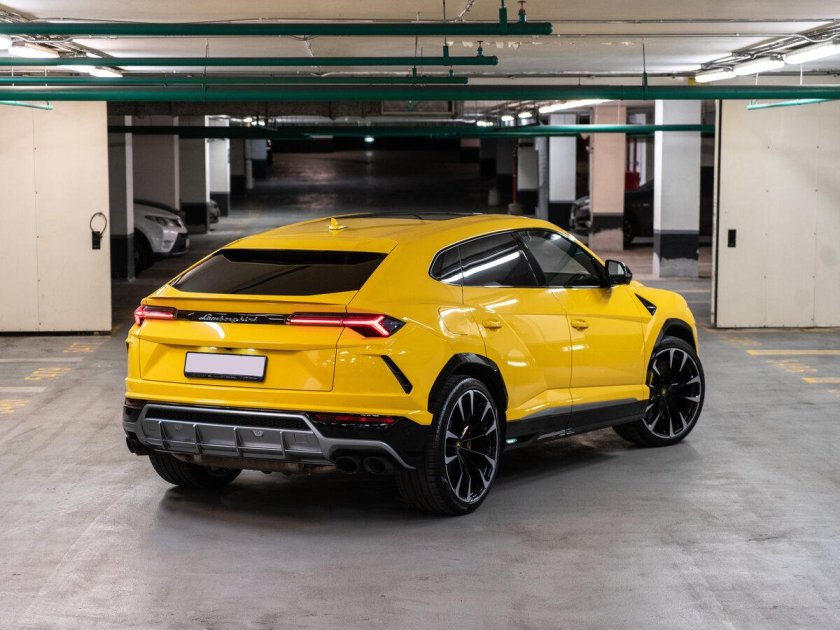 Lamborghini Urus желтый