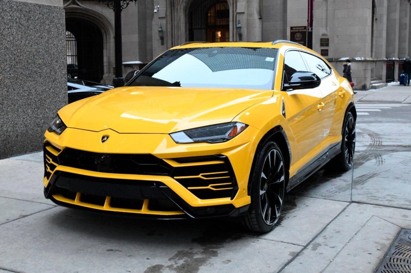 Желтый внедорожник