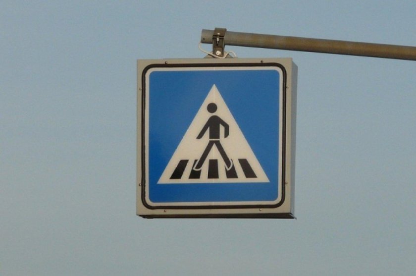 Дорожный знак пешеходный переход