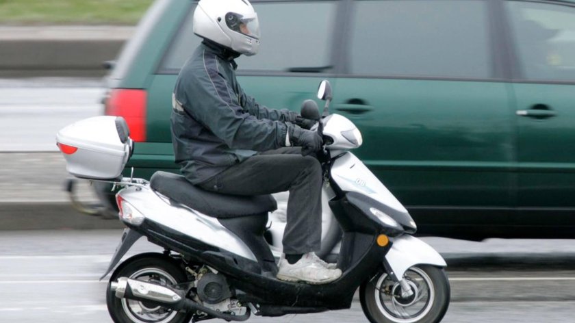 Человек на скутере