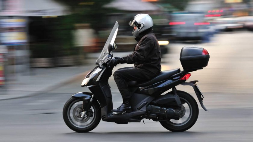 Водитель скутера