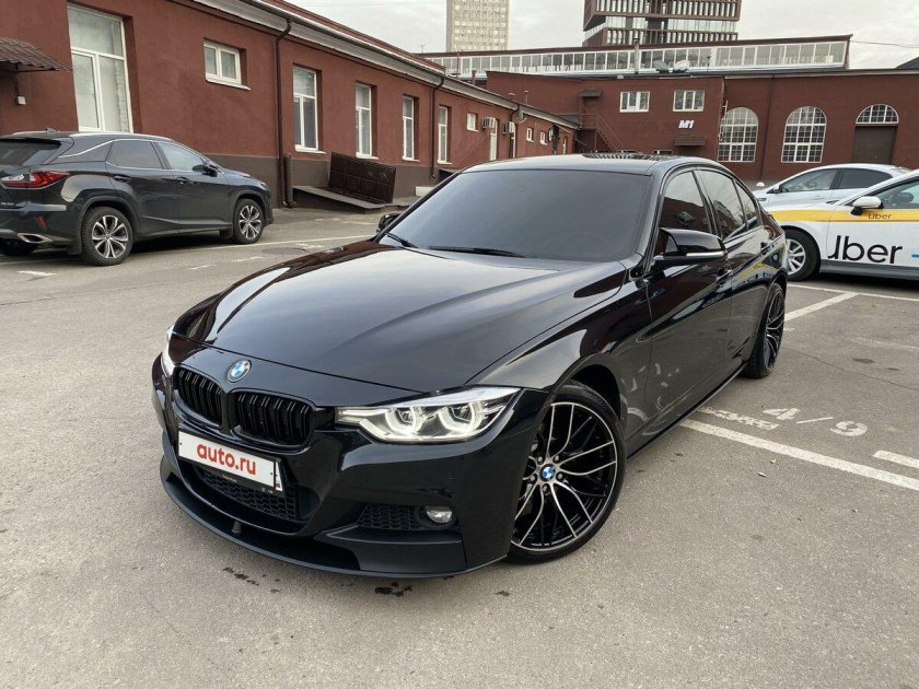 BMW 320i черная