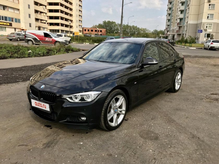 BMW 320i XDRIVE черная