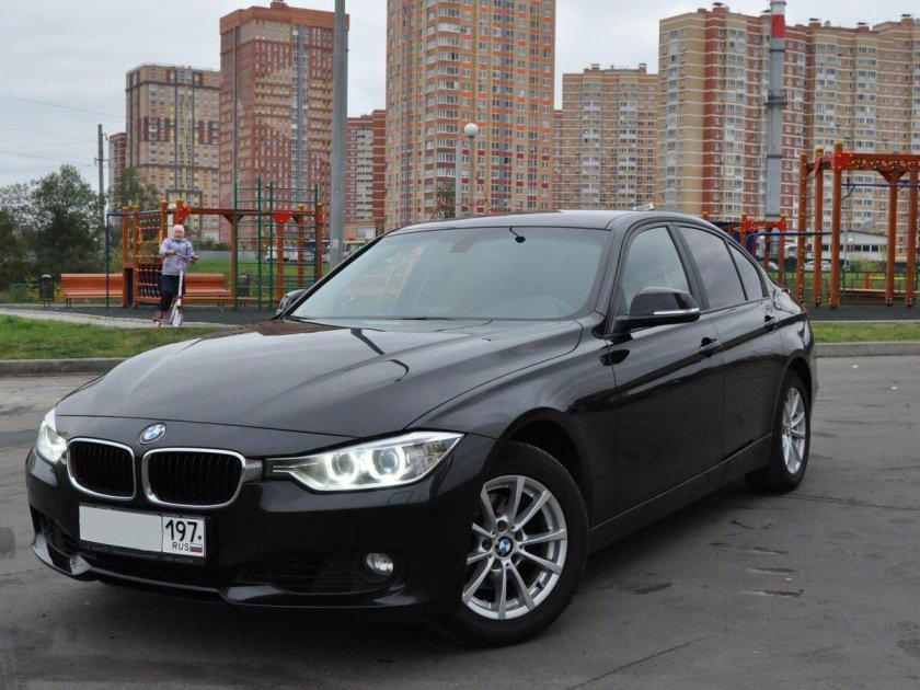 BMW 320i черная 2014