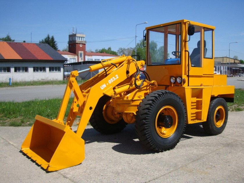 Фронтальный погрузчик Detva un-053