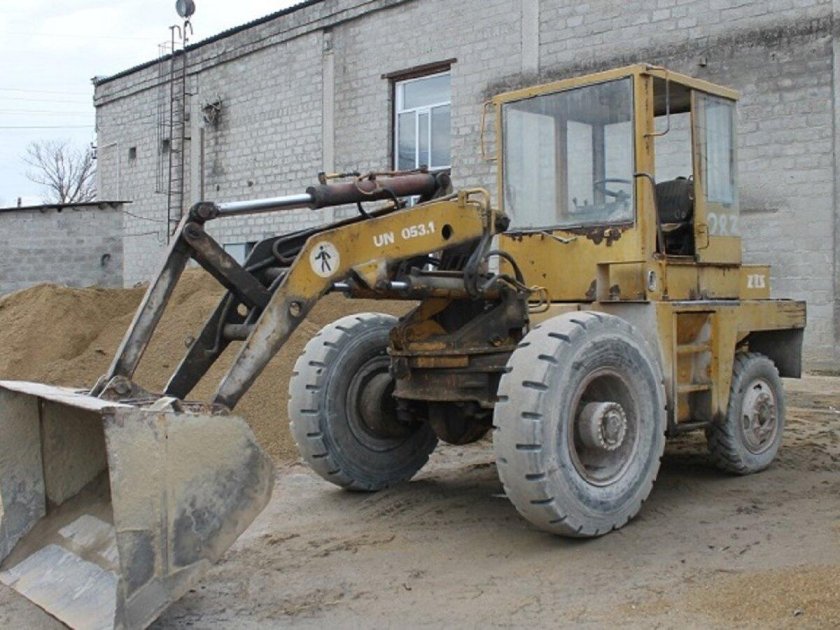 Фронтальный погрузчик Detva un-053