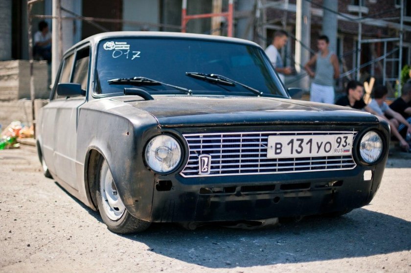 ВАЗ 2101 без бамперов заниженная