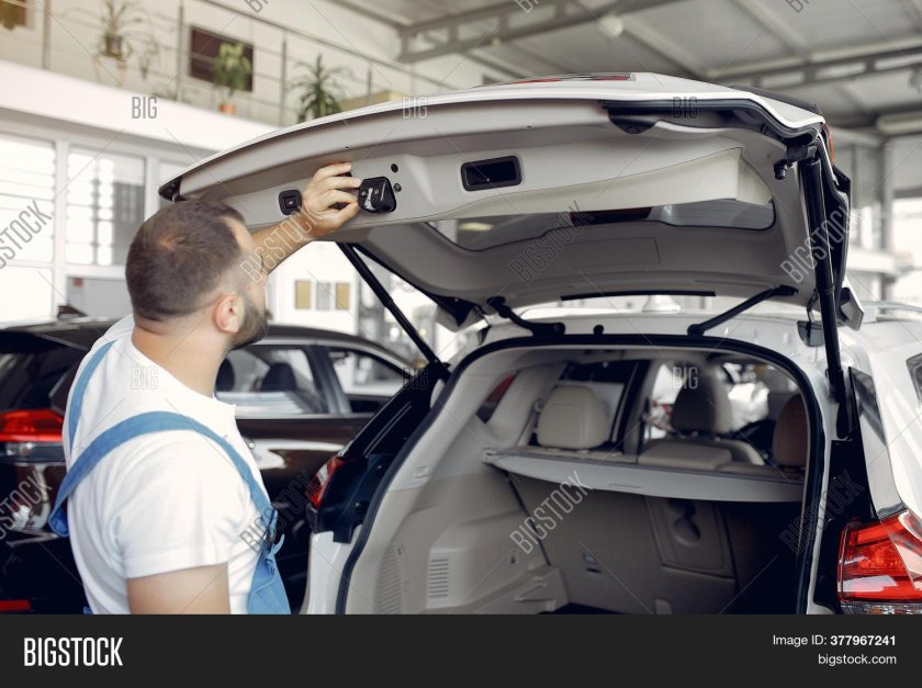 Машинка с багажником детская