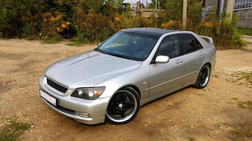 Lexus is 200 2000