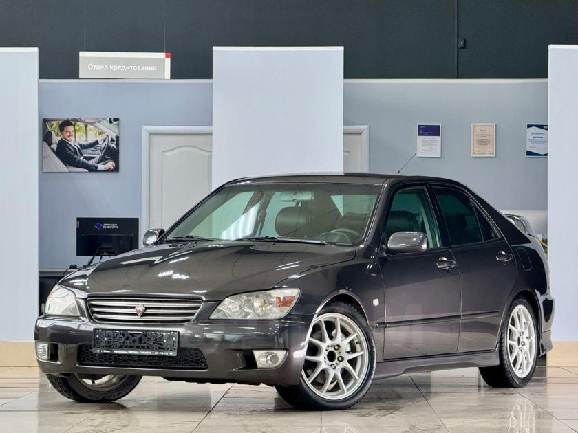 Лексус ис 200 2001