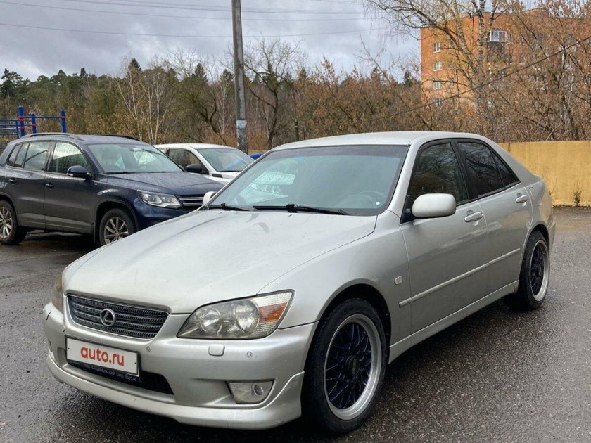Лексус is200 2000
