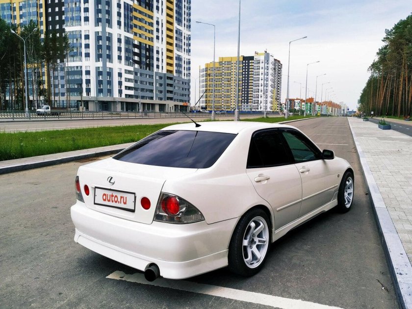 Лексус ИС 200 2000
